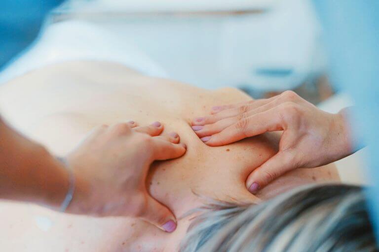 Physiotherapie Massage mit Händen Motiv