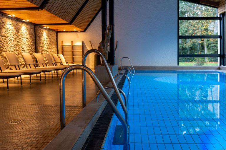 Foto vom Hallenbad und Liegen