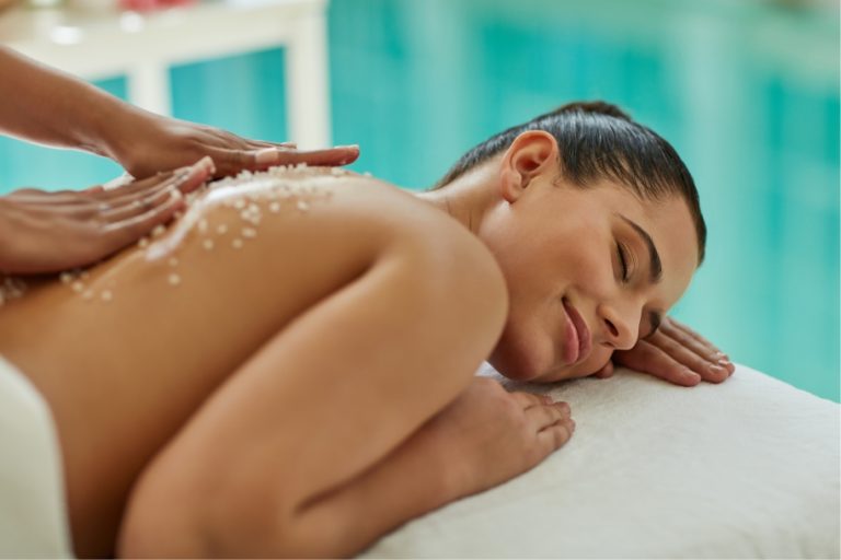 Salzpeeling-Massage